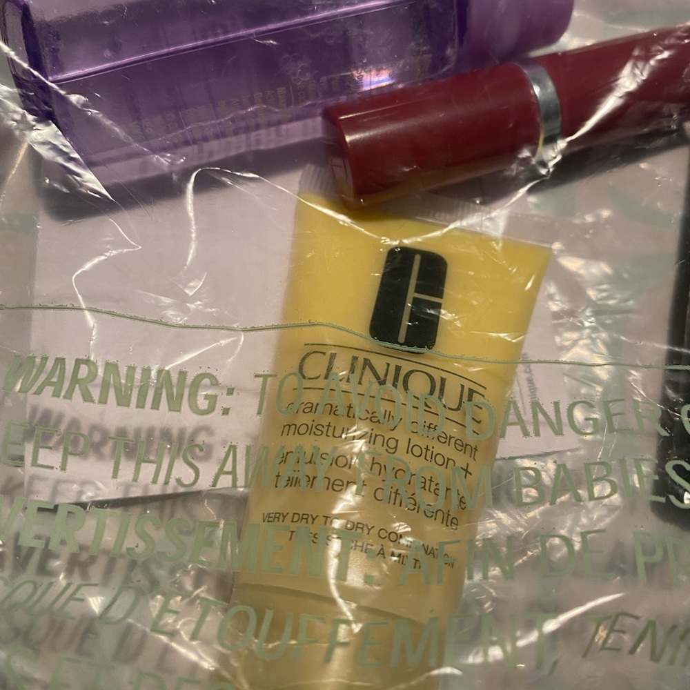 Clinique Makeup/Skincare Set with Cosmetic Bag - Picture 7 of 10